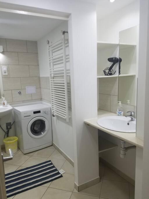 Big Cozy - Skyfall Apartment 3 Bdrm 6 Beds 1&Half Baths Budapest Kültér fotó