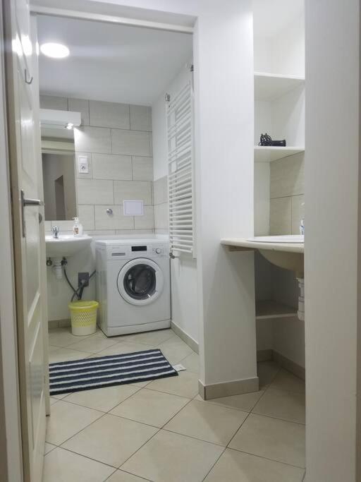 Big Cozy - Skyfall Apartment 3 Bdrm 6 Beds 1&Half Baths Budapest Kültér fotó